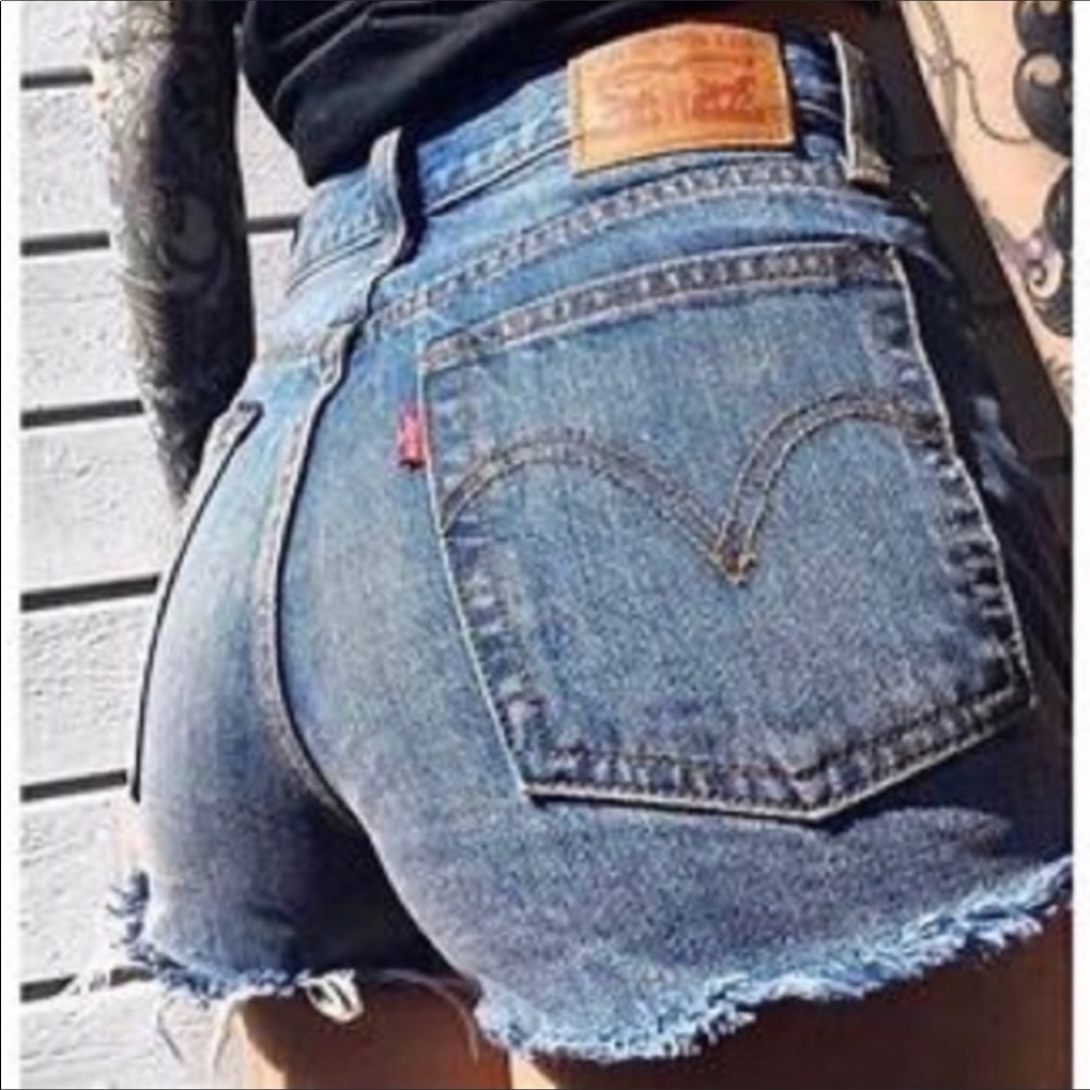 Last 1! Levi’s High Rise Wedgie Fit Shorts - Picture 3 of 7
